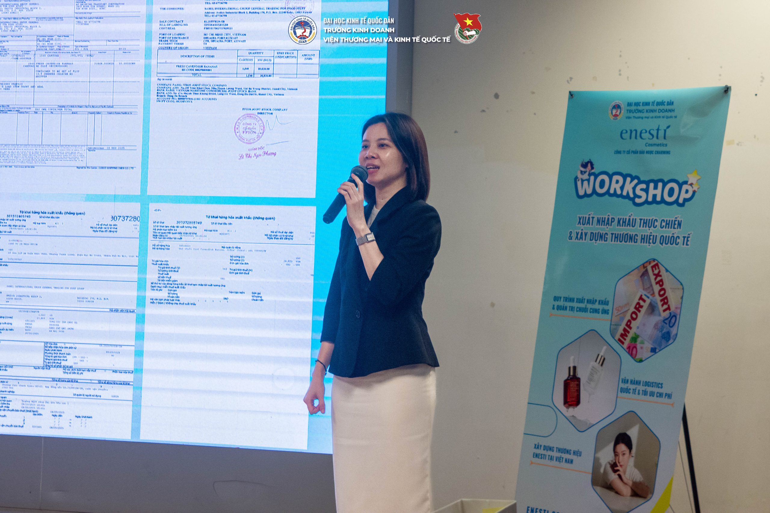 Diễn giả của workshop Enesti tại NEU đang chia sẻ kiến thức thực chiến về xuất nhập khẩu, logistics quốc tế và chiến lược xây dựng thương hiệu.