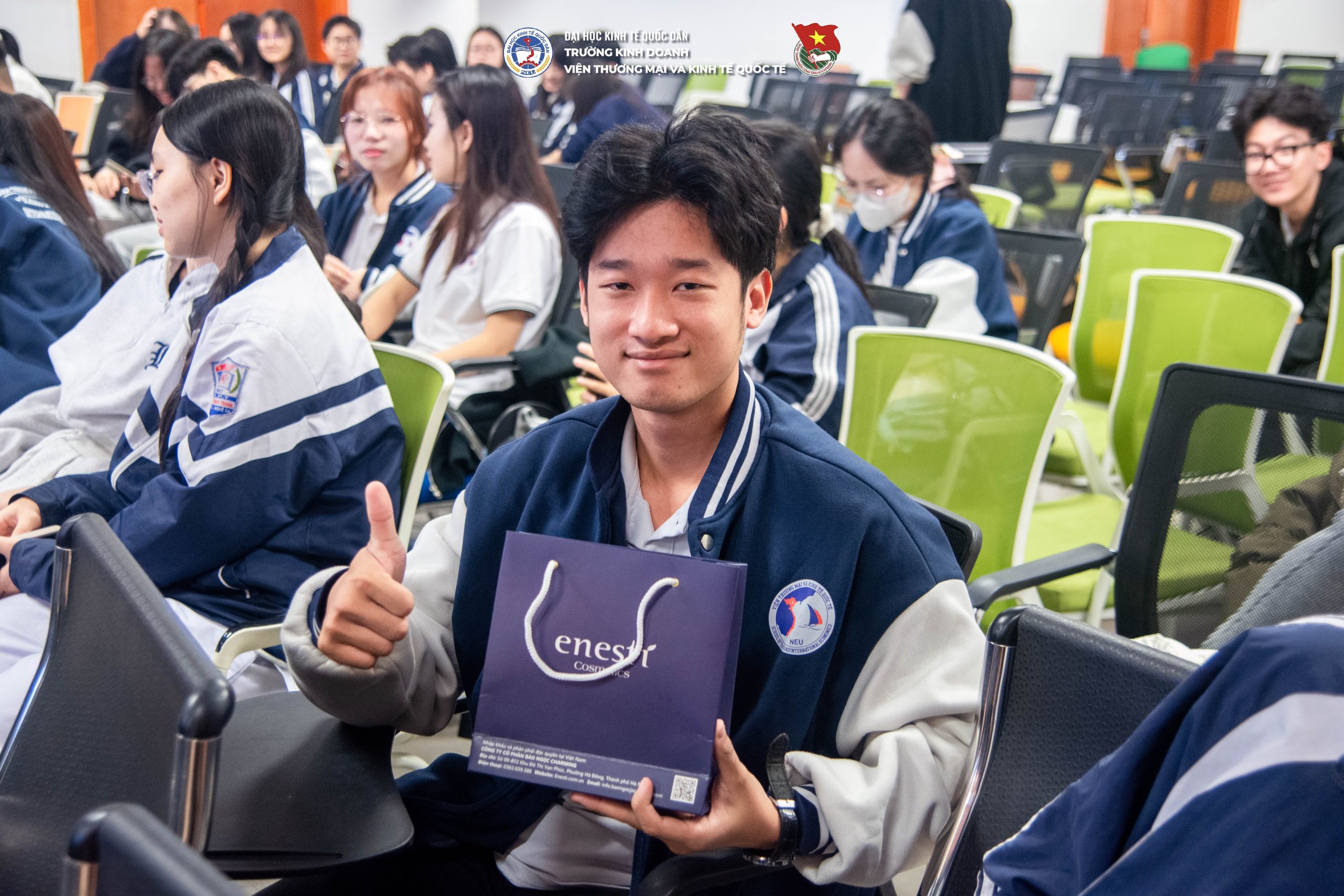 Hình ảnh sinh viên tham gia workshop tại NEU nhận quà từ Enesti, thương hiệu đồng hành với vai trò Nhà tài trợ Kim Cương của chương trình.